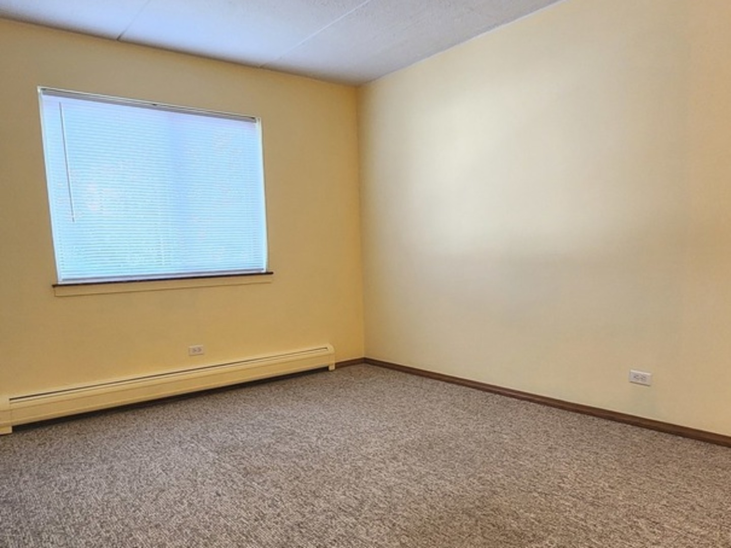 588 Fairway View Drive, Unit 2E Wheeling, IL 60090 - Photo 7 of 13 an empty room with a window