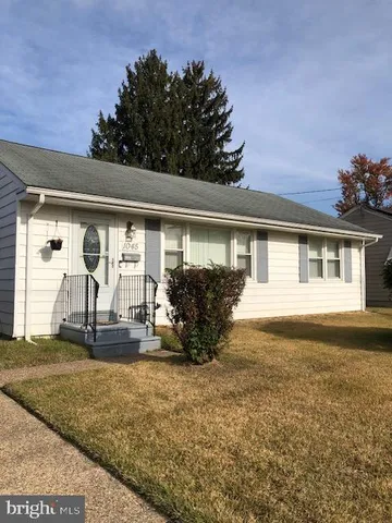 a view of a house with backyard
