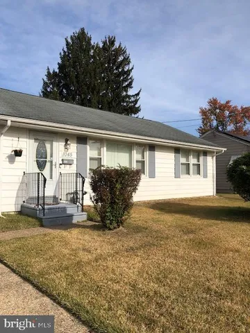 a view of a house with backyard and garden