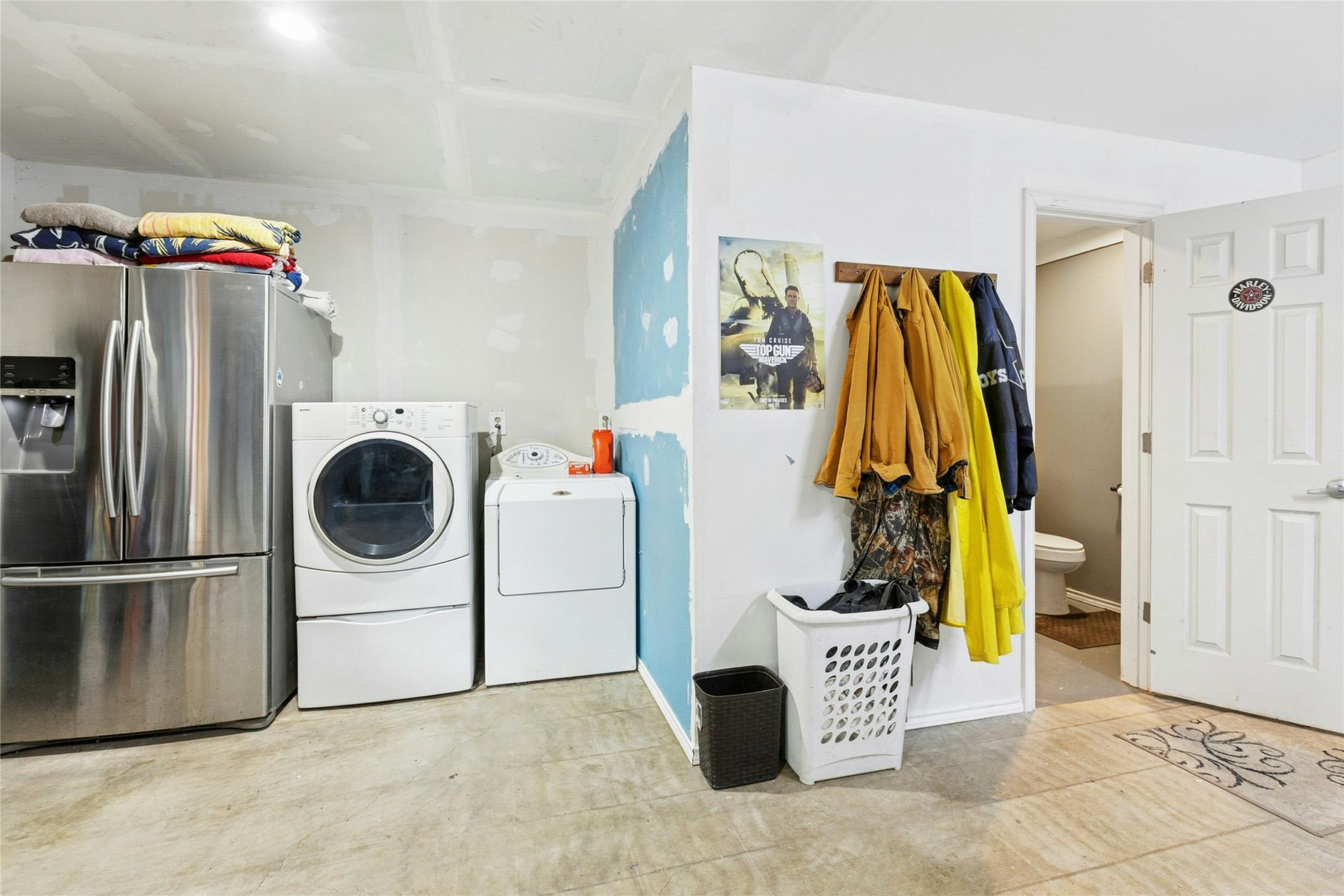 412 Woody Hollow Road Luling, TX 78648 - Photo 30 of 33 Shop laundry room with washer, dryer, and refrigerator
