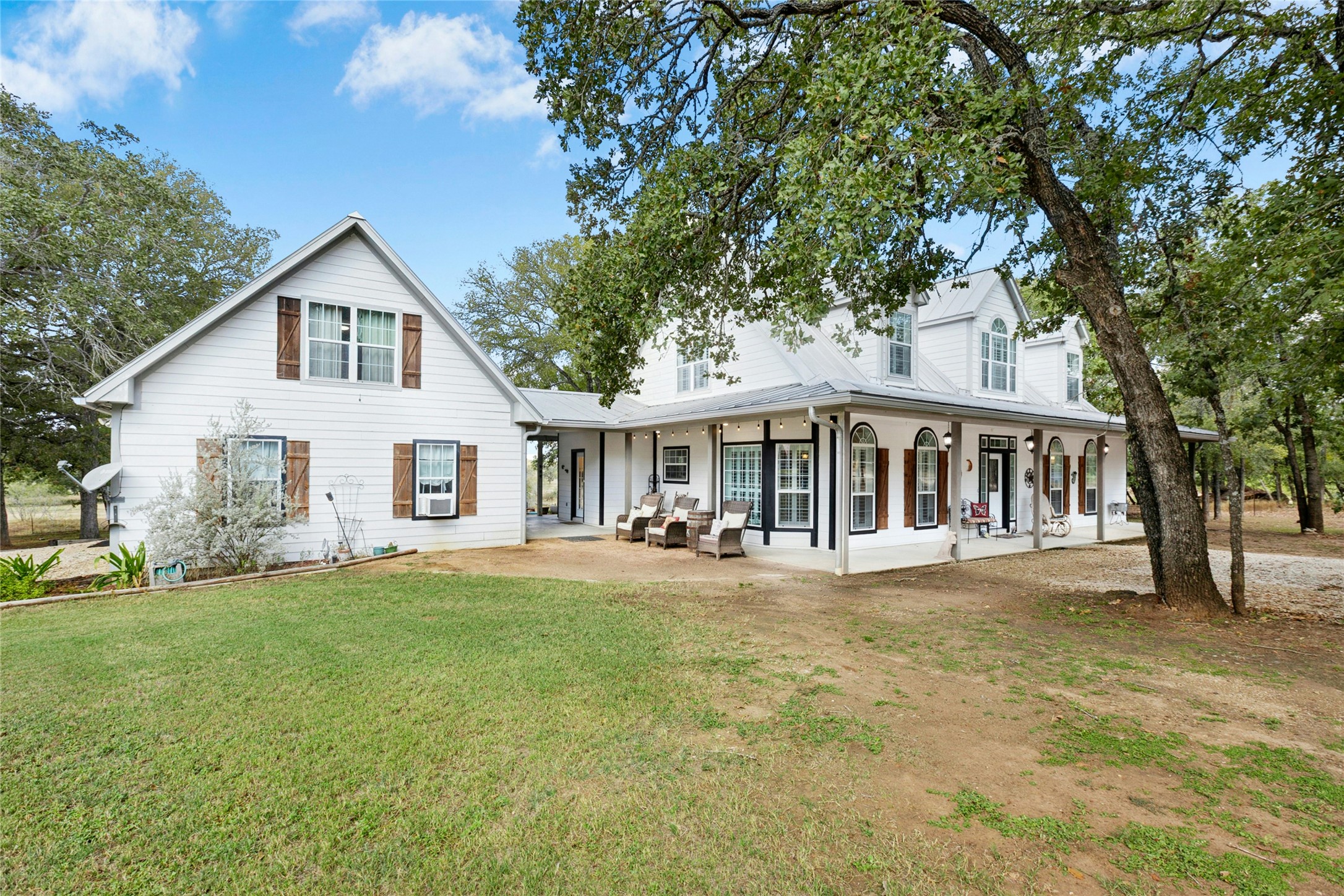 412 Woody Hollow Road Luling, TX 78648 - Photo 3 of 33 Side view of home, featuring large front porch and guest house