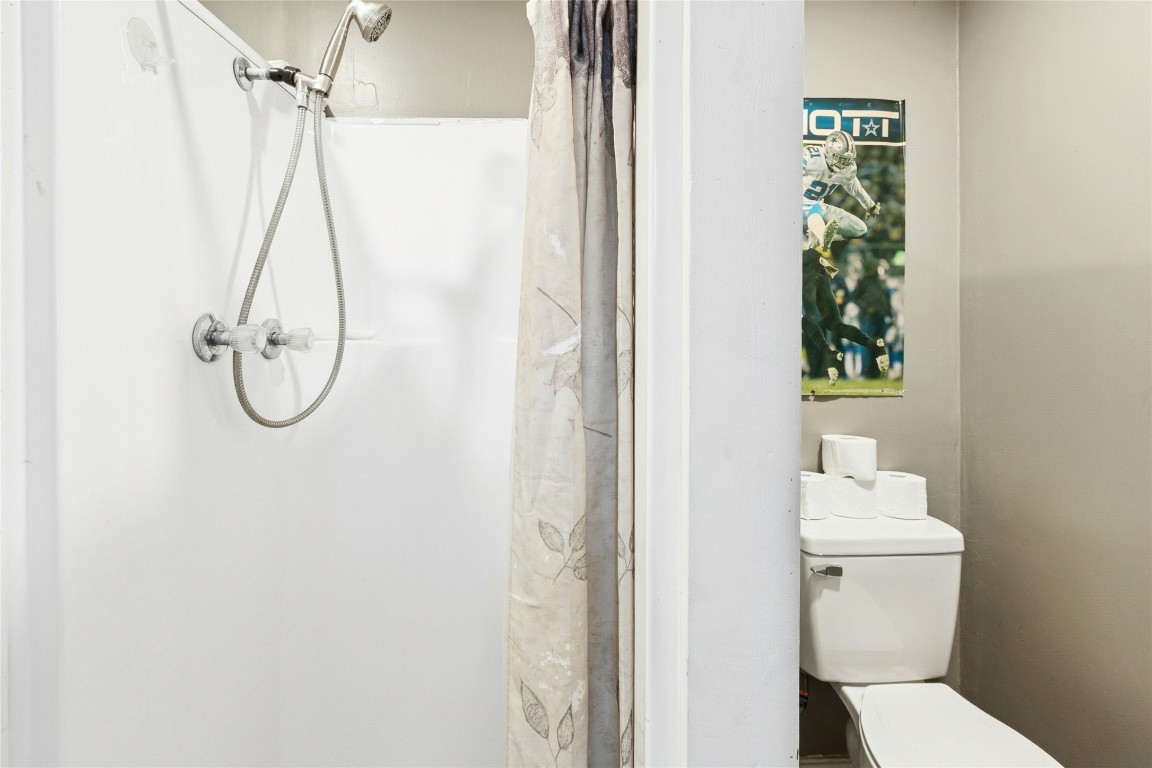 412 Woody Hollow Road Luling, TX 78648 - Photo 32 of 39 a bathroom with a shower curtain