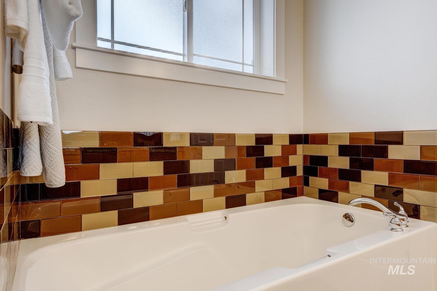 5855 West Farm Mkt Road Garden City, ID 83714 - Photo 21 of 50 Full bathroom with a garden tub