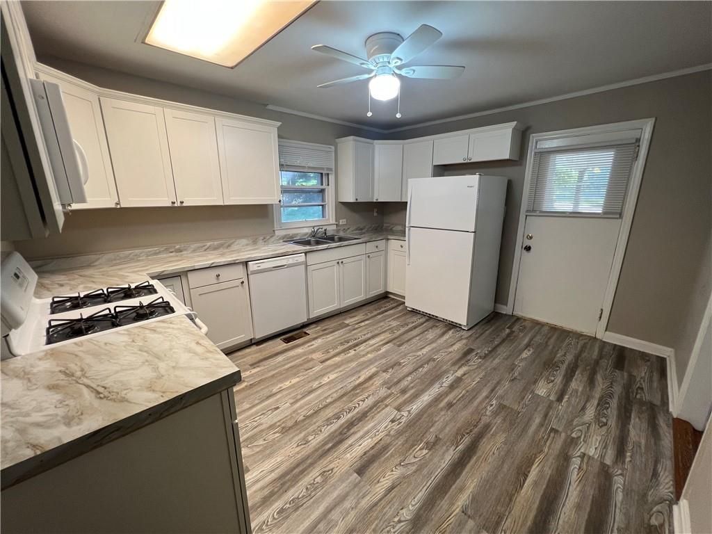 434 Christopher Drive Gainesville, GA 30501 - Photo 4 of 11 a kitchen with a stove a refrigerator and a sink