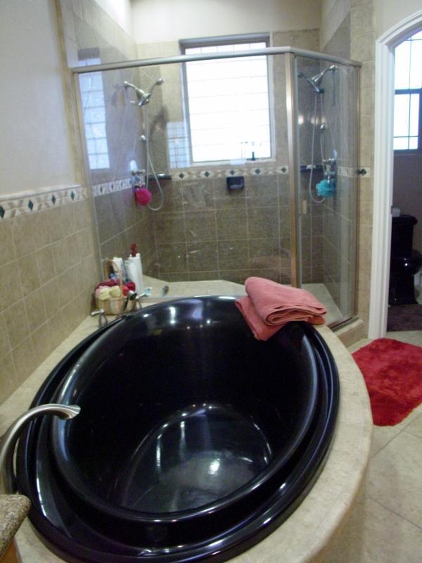 2416 Rodeo Street Selma, CA 93662 - Photo 64 of 99 Extra deep soaking tub