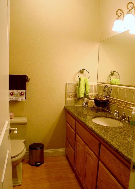 2416 Rodeo Street Selma, CA 93662 - Photo 74 of 99 Hallway half bath