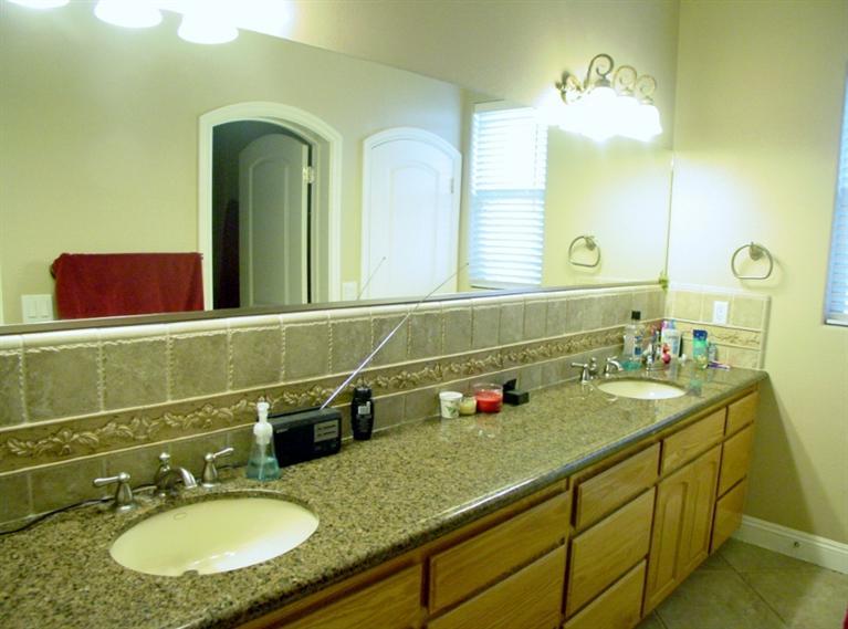 2416 Rodeo Street Selma, CA 93662 - Photo 79 of 99 Jack n Jill bath