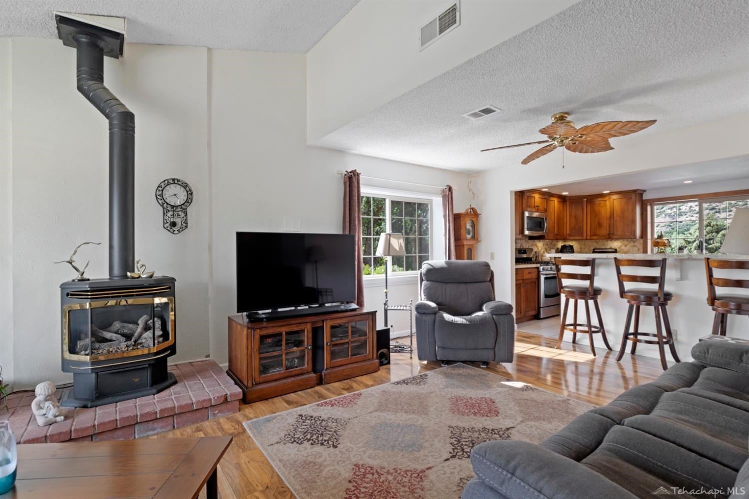 26015 Bear Valley Road Tehachapi, CA 93561 - Photo 4 of 22 Gallery Image 4