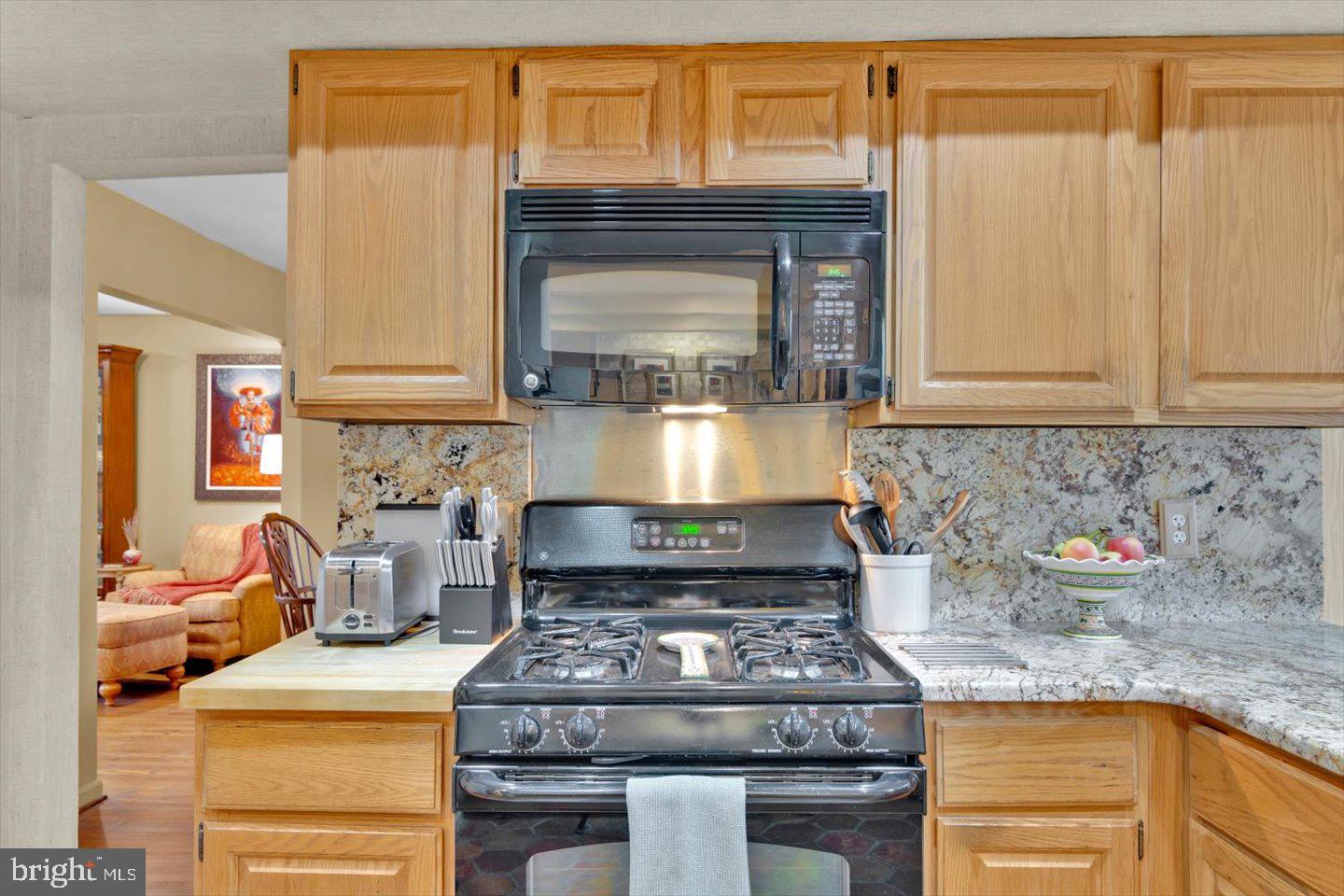 123 Hart Road Cherry Hill, NJ 08034 - Photo 20 of 57 a stove top oven sitting inside of a kitchen