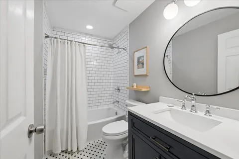 $325,000 | 4105 North Lawndale Avenue, Unit 401, Chicago, IL 60618