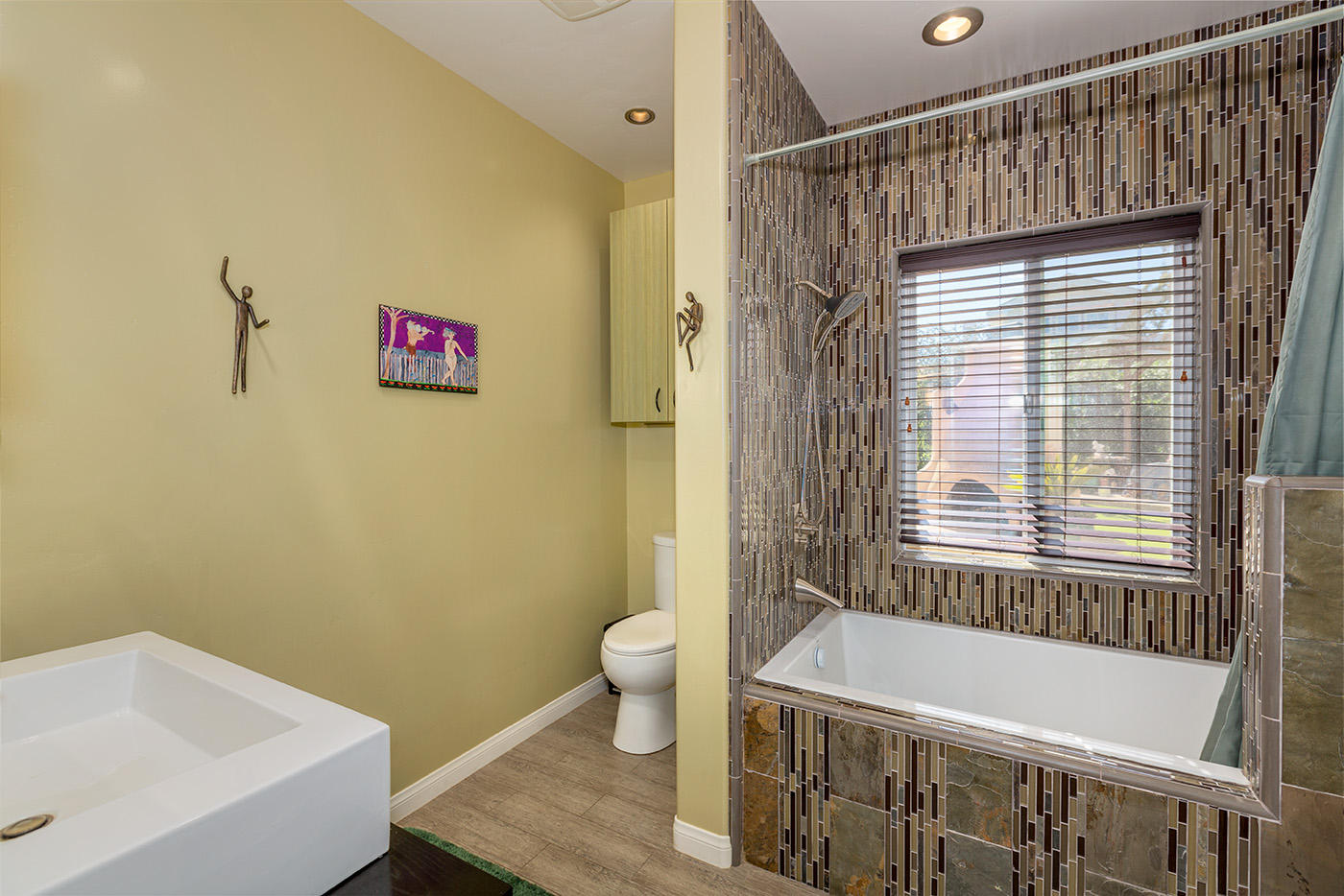 201 Cooper Road Santa Barbara, CA 93109 - Photo 7 of 32 Master BathBath