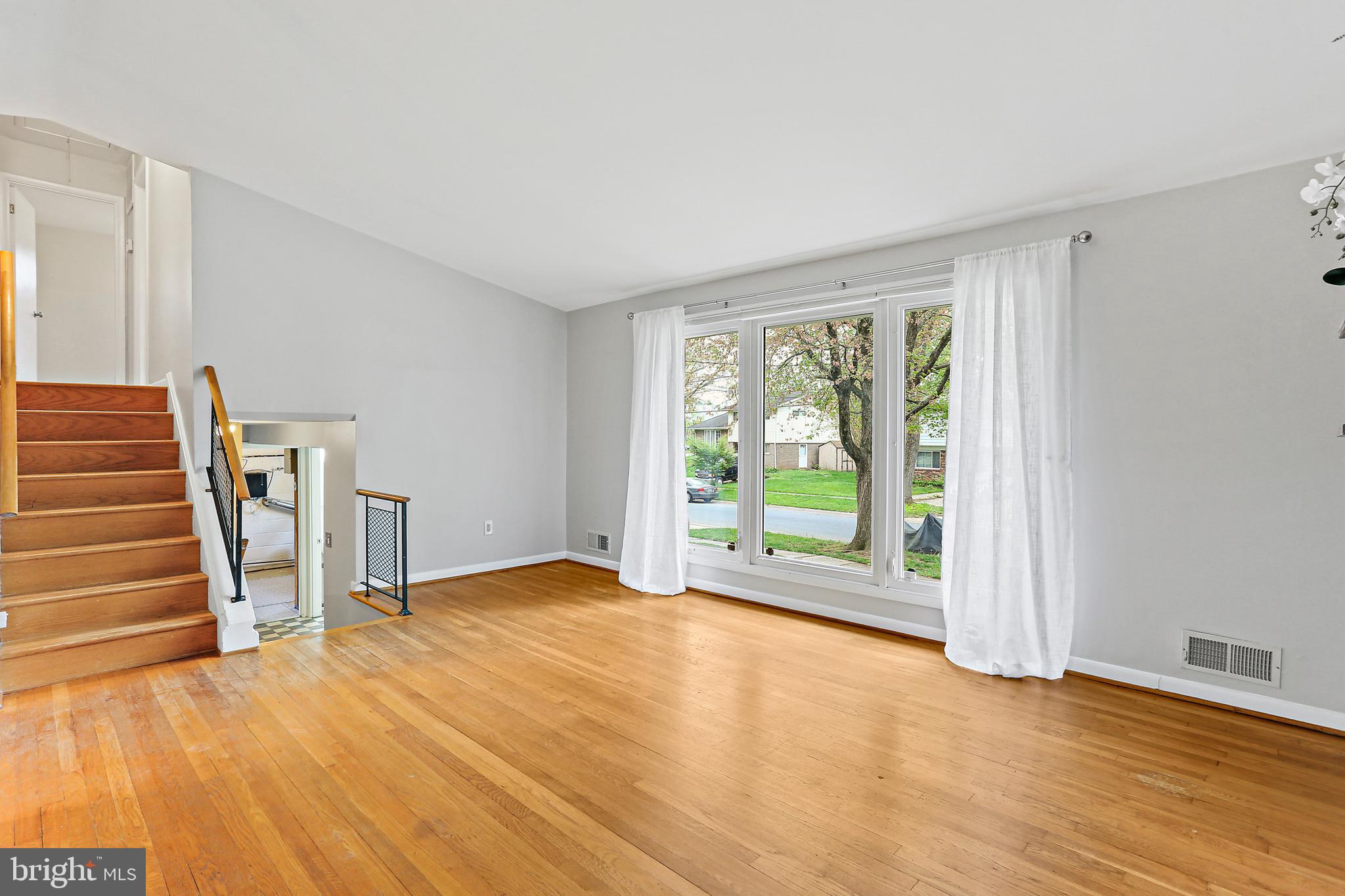 403 Eisner Street Silver Spring, MD 20901 - Photo 6 of 36 Living Room