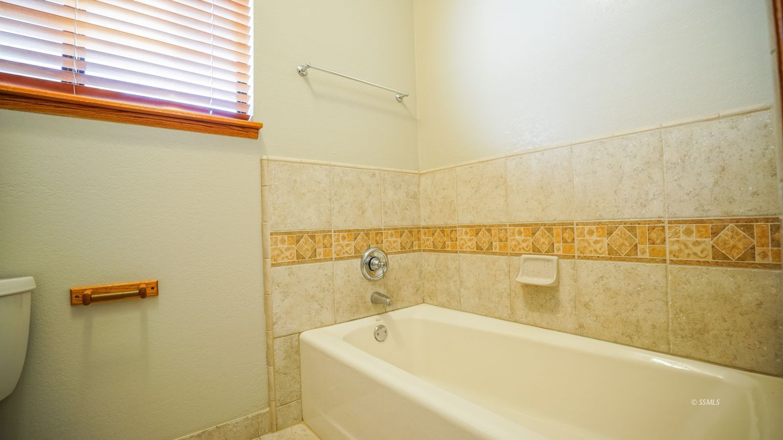 948 Hermosa Avenue Ridgecrest, CA 93555 - Photo 26 of 46 a bathroom with a bathtub