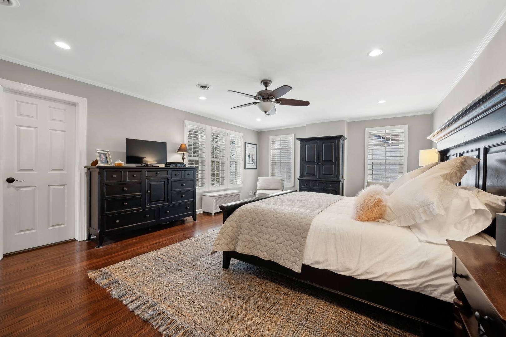 70 Warwick Road Winnetka, IL 60093 - Photo 17 of 35 a bedroom with a bed and wooden floor