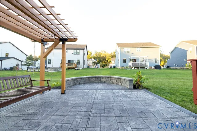 a view of a house with a back yard