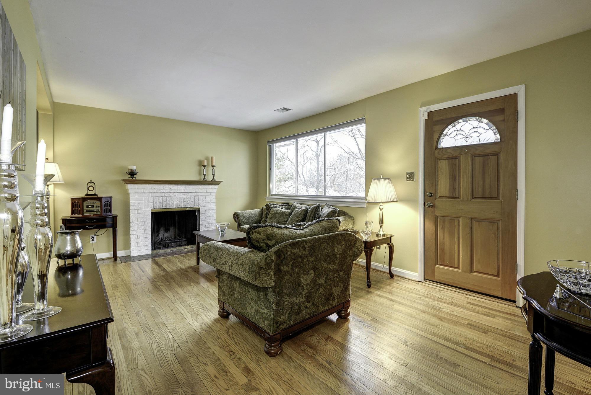 201 Marvin Road Silver Spring, MD 20901 - Photo 4 of 30 Living Room
