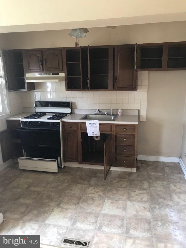 569 Welbrook Road Baltimore, MD 21221 - Photo 2 of 9 Kitchen