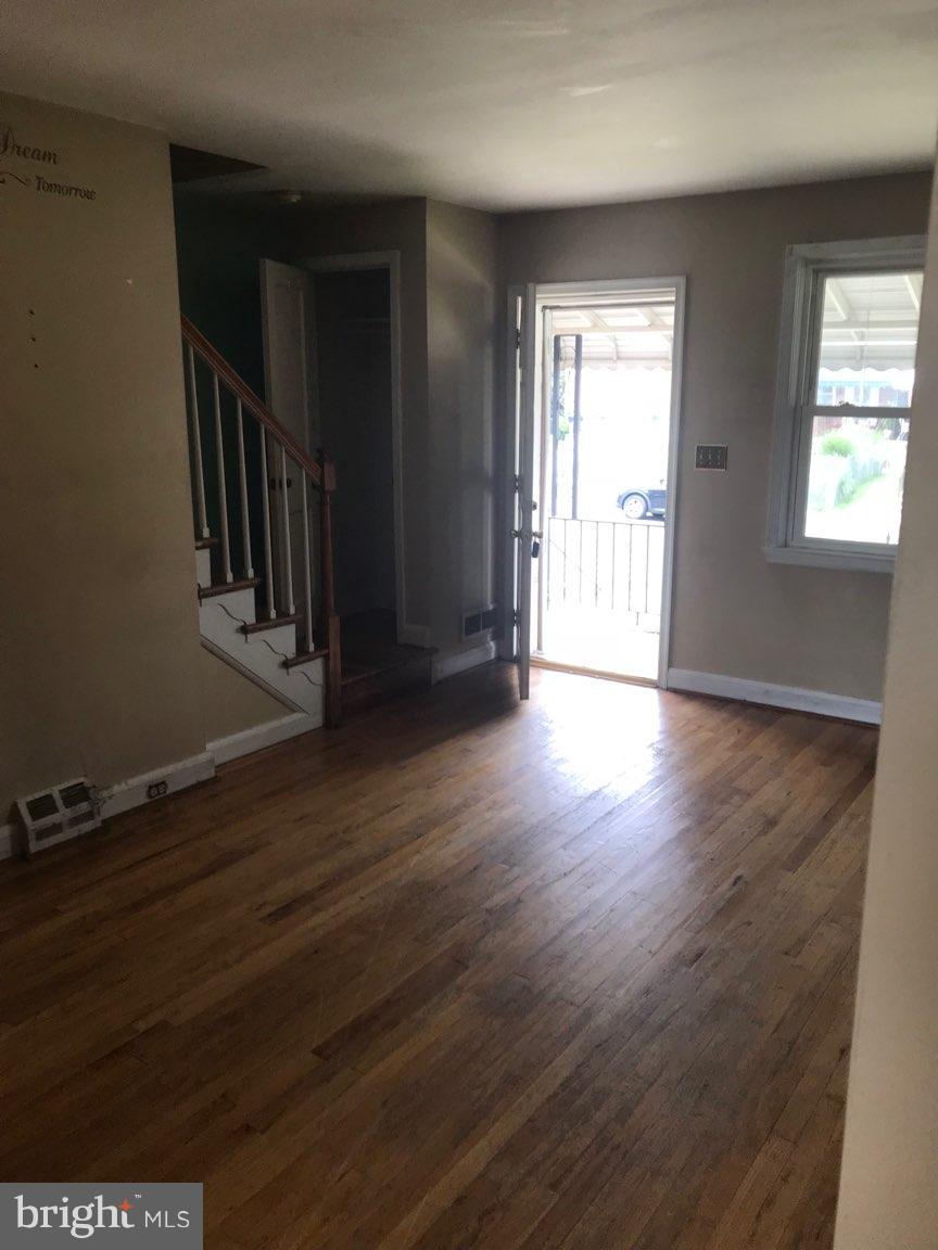 569 Welbrook Road Baltimore, MD 21221 - Photo 4 of 9 Family Room