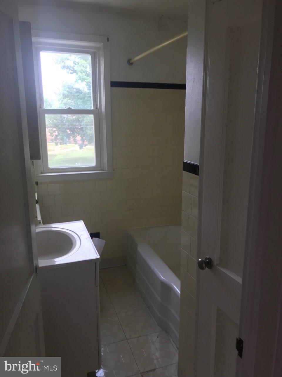 569 Welbrook Road Baltimore, MD 21221 - Photo 6 of 9 Bath