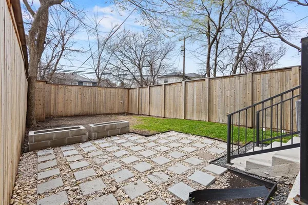 $3,400 | 1007 Mt Auburn Avenue, Dallas, TX 75223