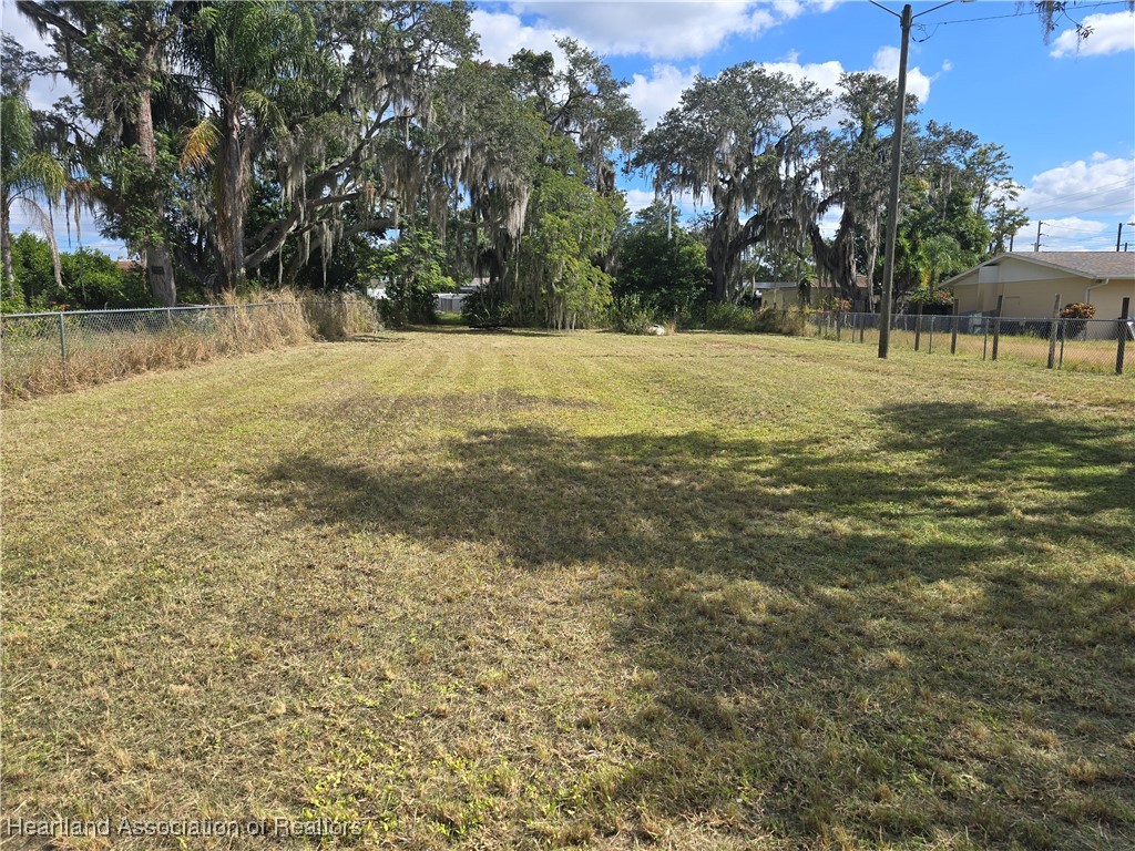 a view of a yard with a house