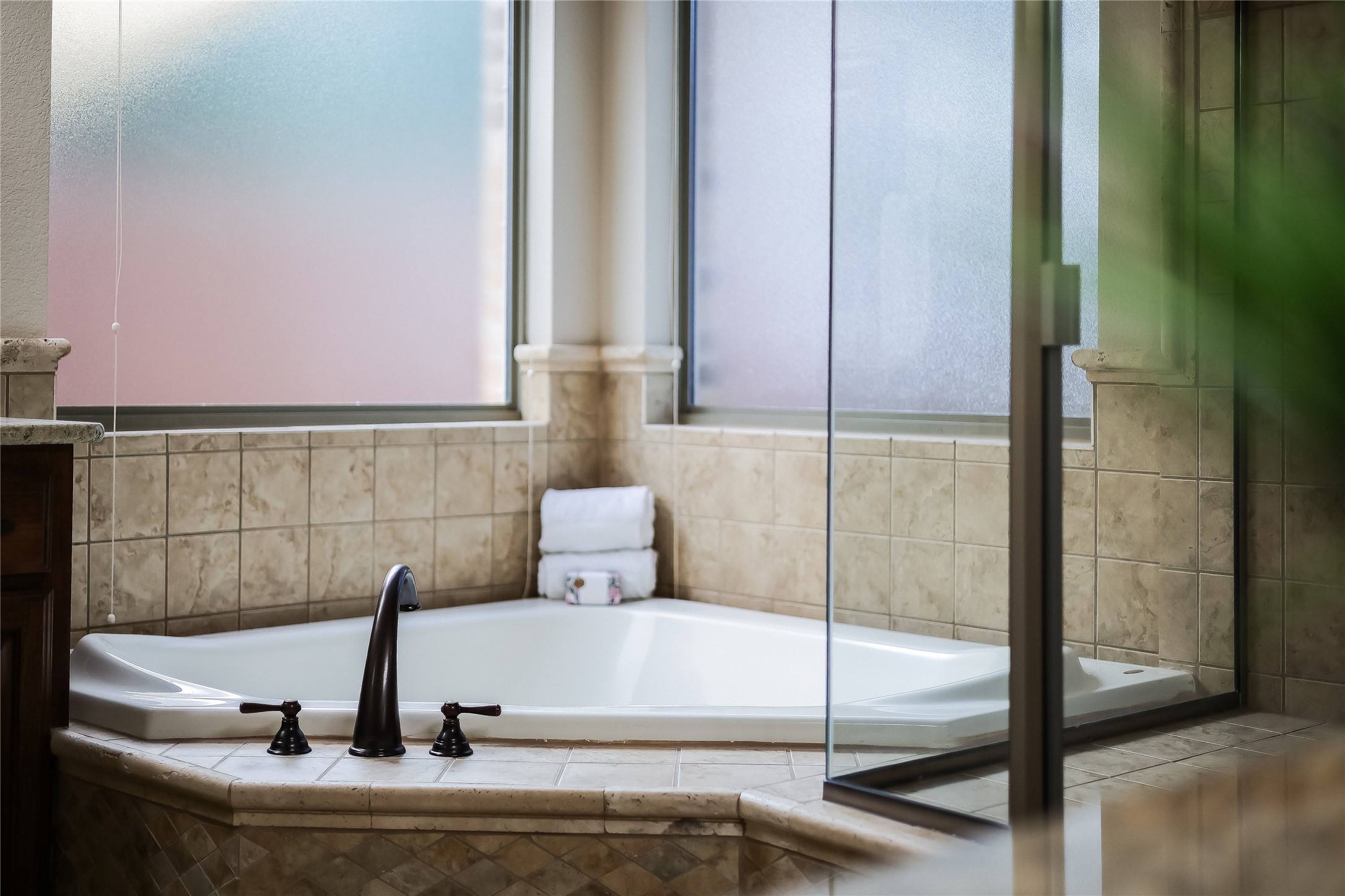 408 Ridgetop Bend Cedar Park, TX 78613 - Photo 25 of 40 Corner soaking tub with classic tile surround, perfect for unwinding.