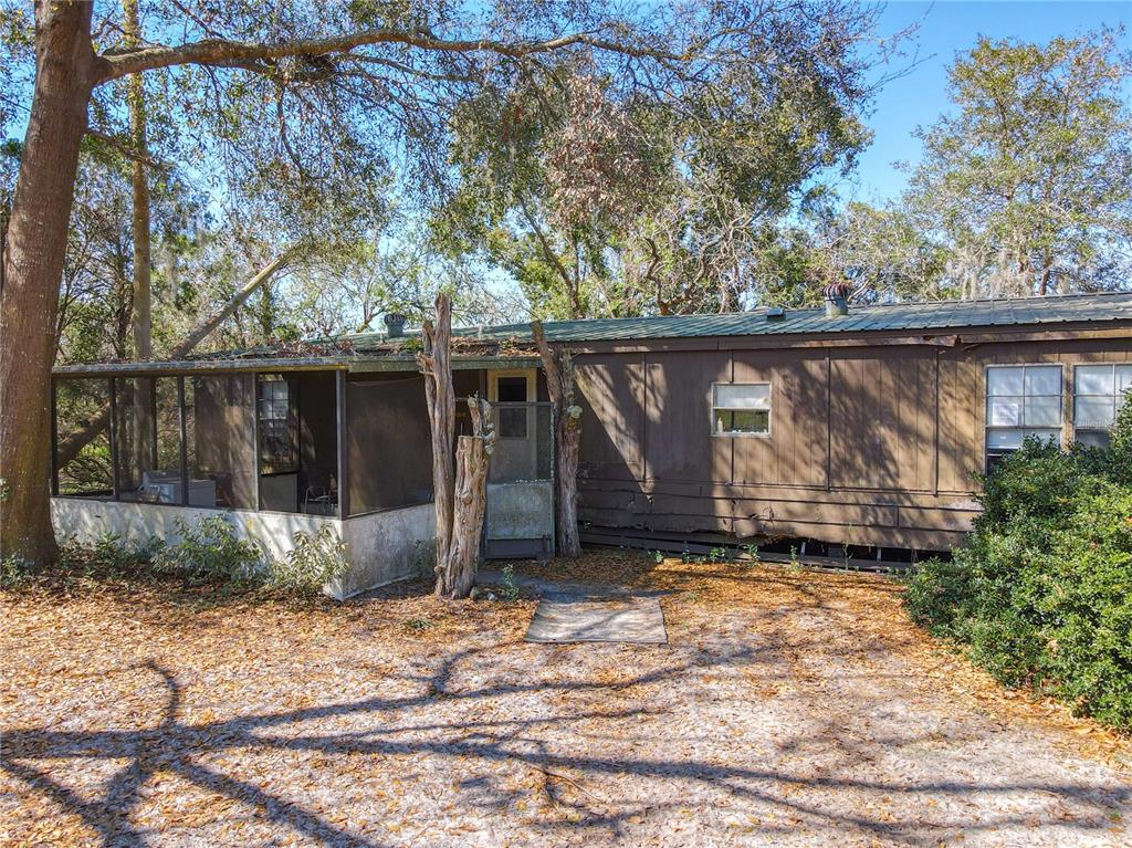 41204 Emeralda Island Road Leesburg, FL 34788 - Photo 32 of 53 a backyard of a house with lots of green space