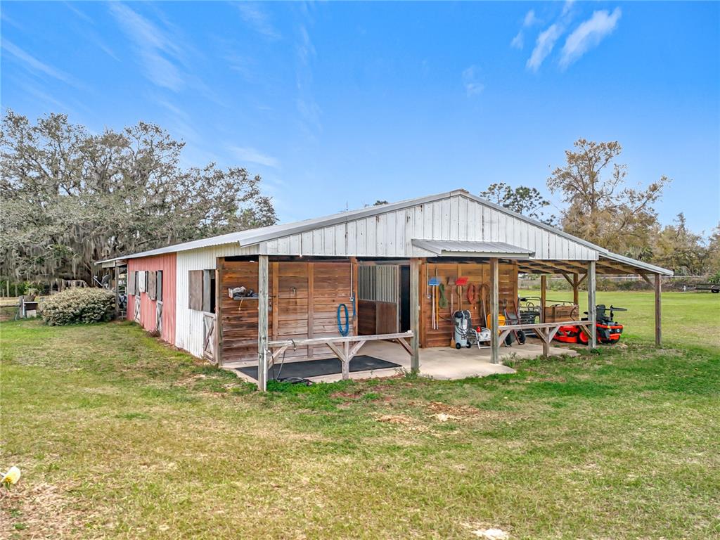 41204 Emeralda Island Road Leesburg, FL 34788 - Photo 8 of 53 a front view of a house with garden