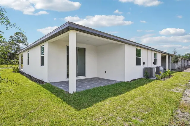 a view of a house with backyard and garden