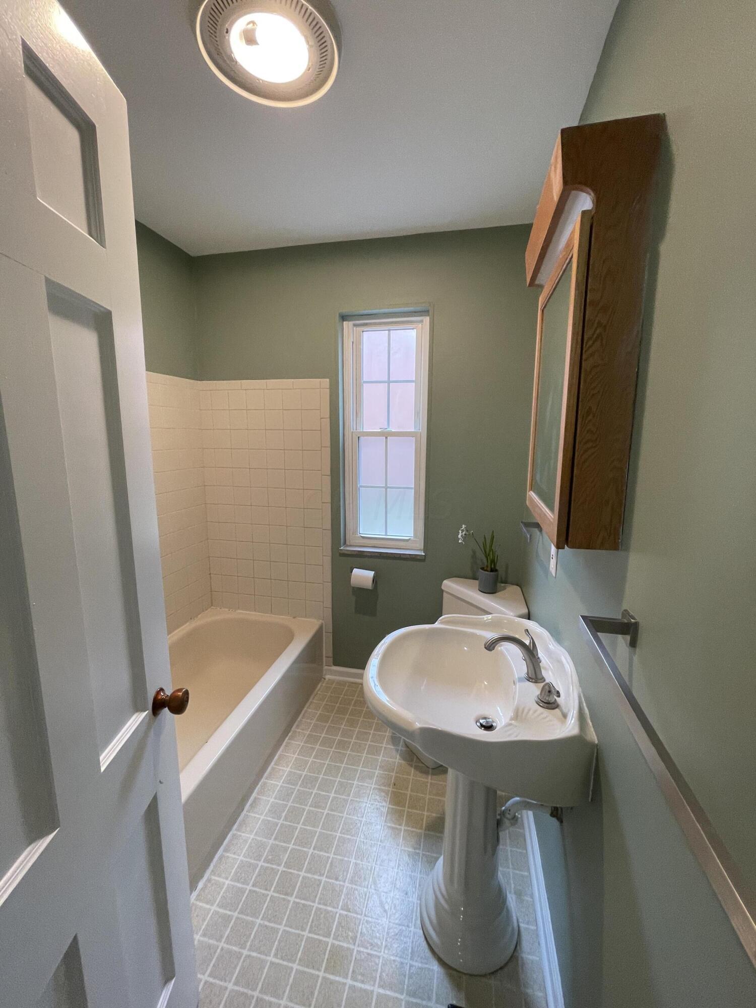 2126 Harwitch Road, Unit D Columbus, OH 43221 - Photo 15 of 26 IMG_5695