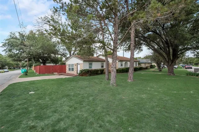 a view of a house with backyard and garden