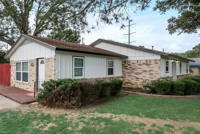 a view of front of house with a yard