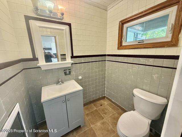 508 Harrison Avenue Scranton, PA 18510 - Photo 6 of 10 a bathroom with a toilet sink and mirror