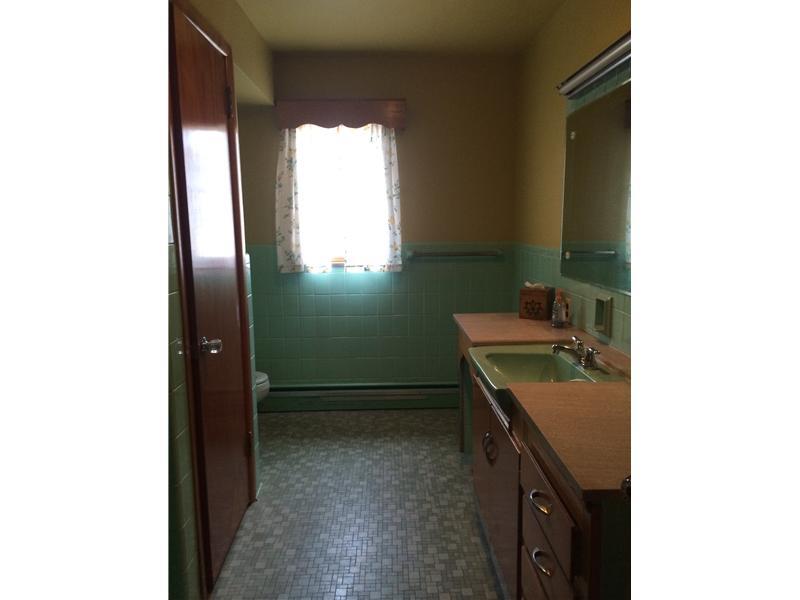 1038 Mayfield Road Sharpsville, PA 16150 - Photo 15 of 25 Full Bath.