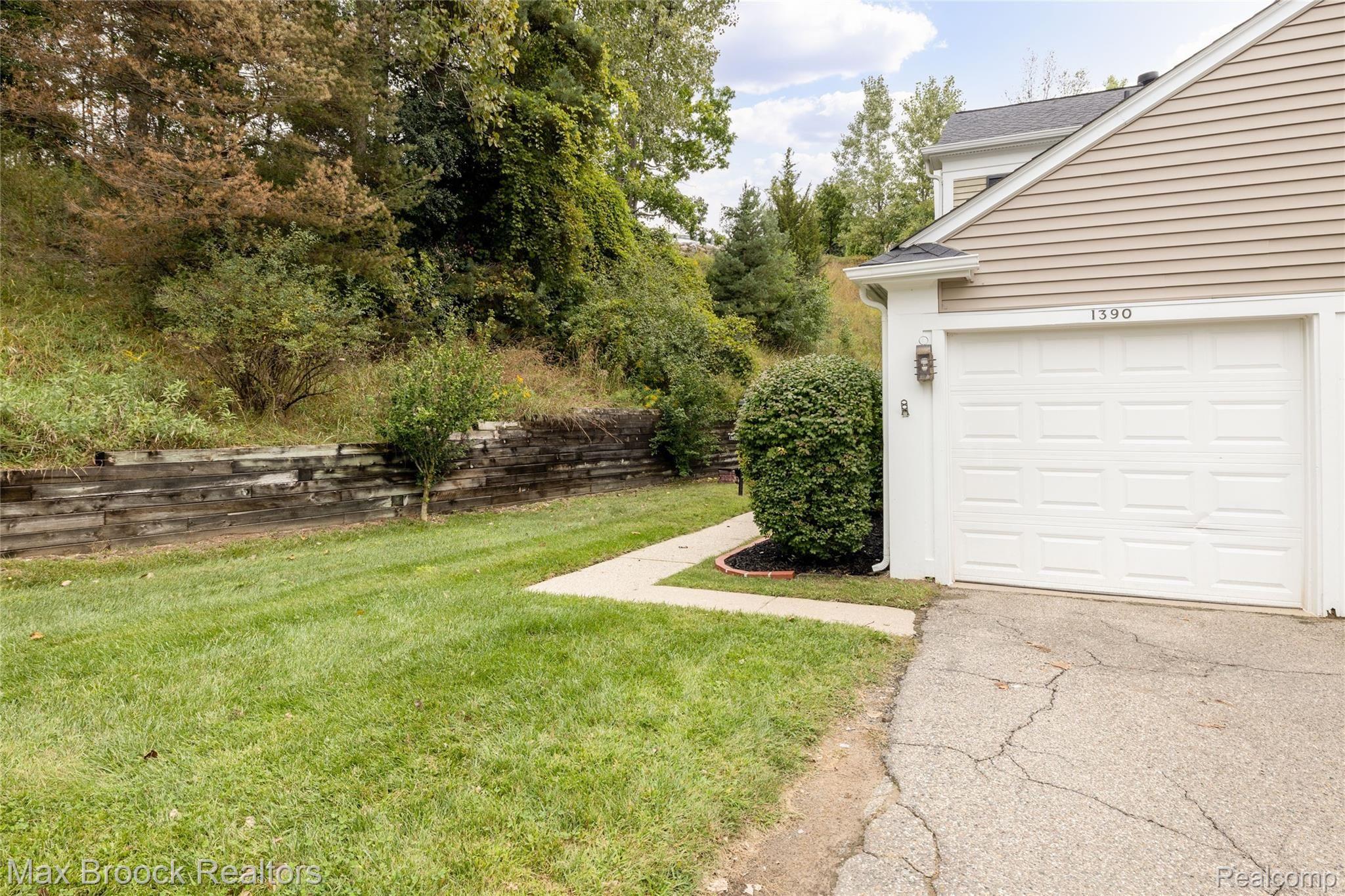 1390 Crescent Lane Rochester, MI 48306 - Photo 5 of 27 2E2A2607-HDR-Edit.jpg