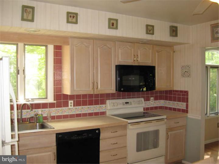 736 Meadowlark Road Audubon, PA 19403 - Photo 6 of 8 Kitchen