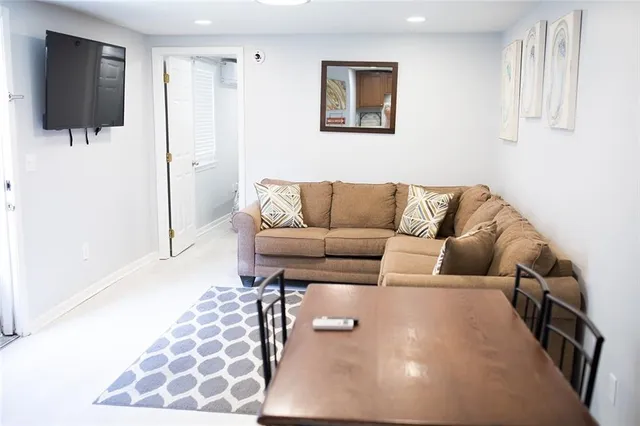 $1,250 | 802 Valence Street, Unit A, New Orleans, LA 70115