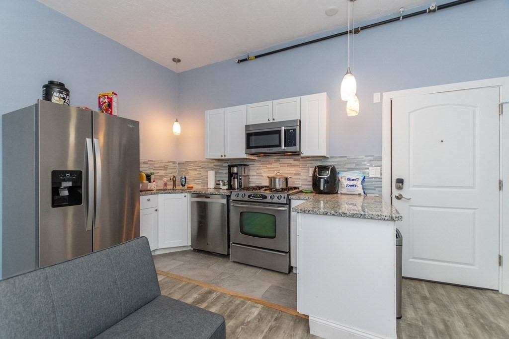 6 Windsor Street Worcester, MA 01605 - Photo 5 of 38