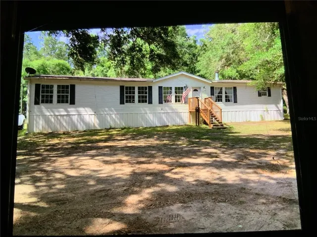 a view of a house with backyard