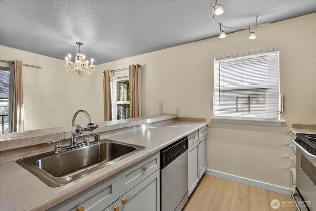 $2,600 | 9805 Avondale Road Northeast, Unit S252, Redmond, WA 98052