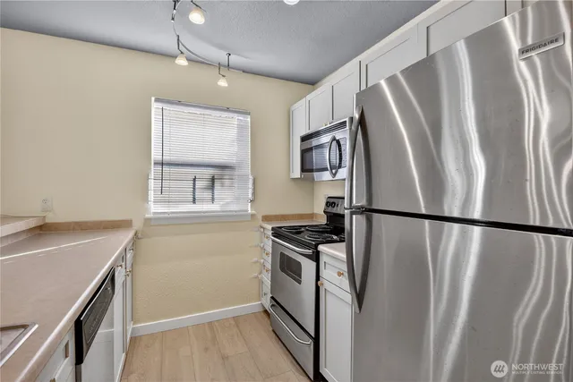 $2,600 | 9805 Avondale Road Northeast, Unit S252, Redmond, WA 98052