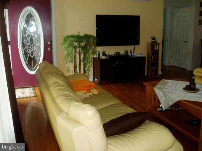 156 Cherry Grove Road Earleville, MD 21919 - Photo 2 of 20 Living Room