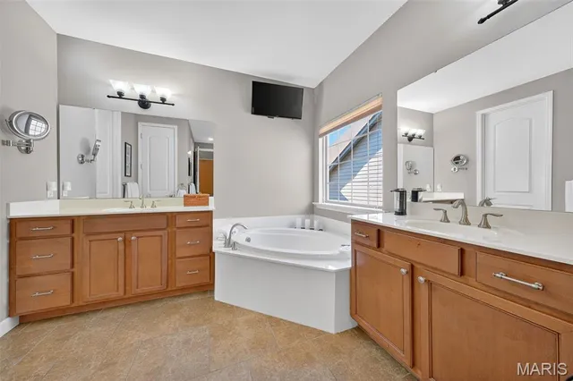 $1,090,000 | 14623 Kendall Ridge Drive, Chesterfield, MO 63017