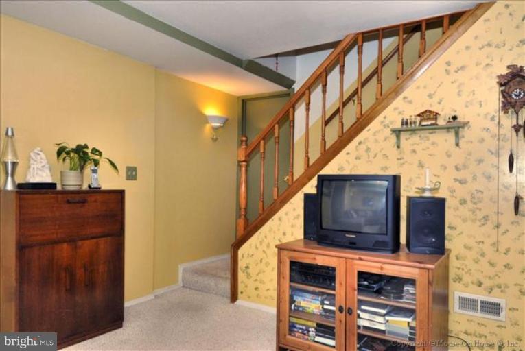 9311 Oak Spring Court Frederick, MD 21701 - Photo 15 of 30 Staircase