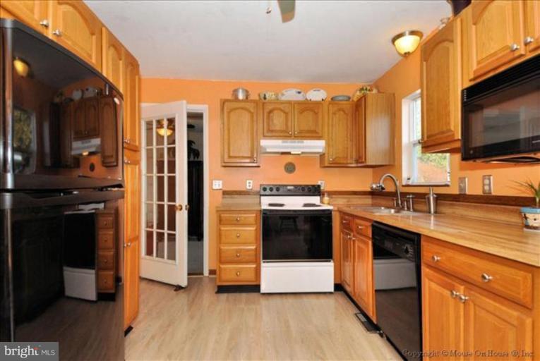9311 Oak Spring Court Frederick, MD 21701 - Photo 5 of 30 Kitchen