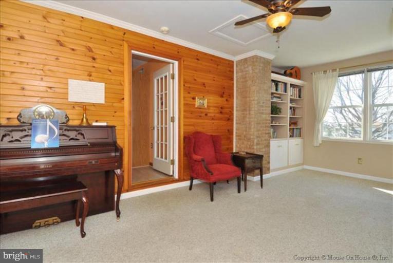 9311 Oak Spring Court Frederick, MD 21701 - Photo 8 of 30 Living Room