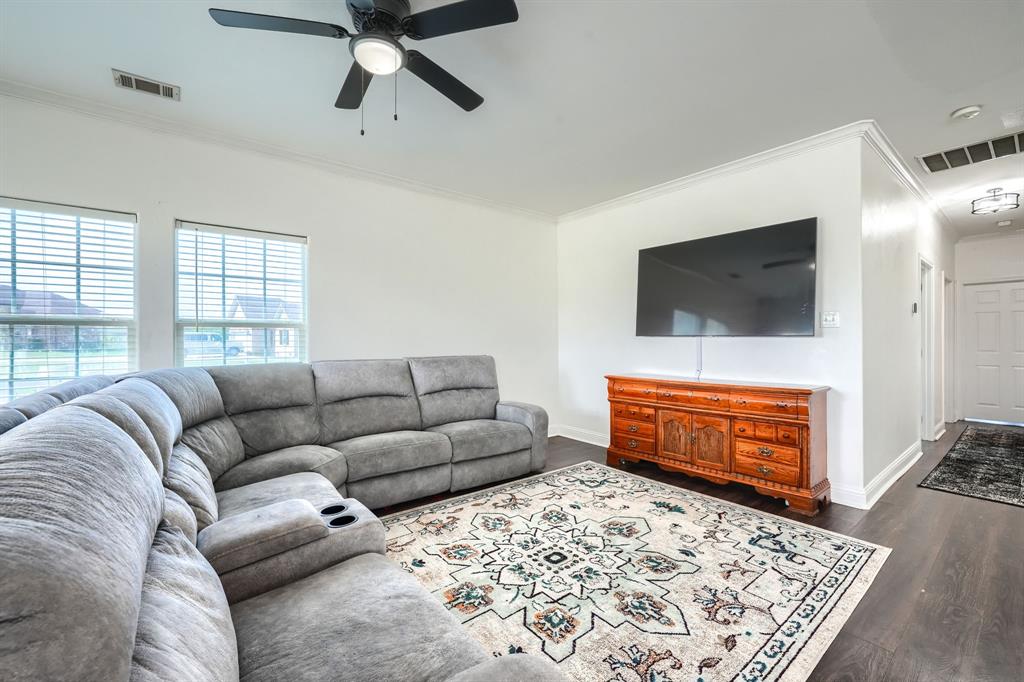 15396 Saddle Ridge Circle Terrell, TX 75160 - Photo 4 of 33 Spacious Living Room