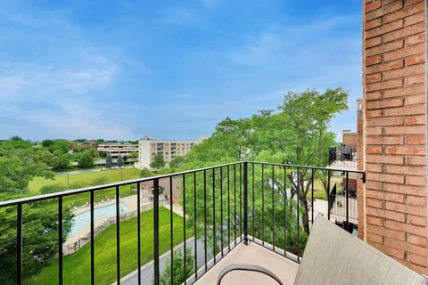 $245,500 | 2000 St Regis Drive, Unit 7N, Lombard, IL 60148