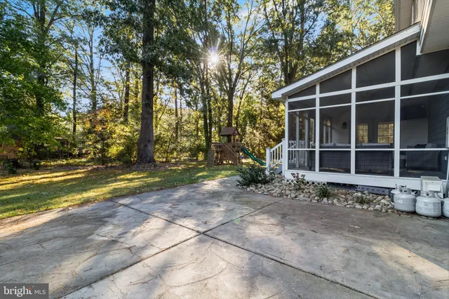 a view of a house with backyard