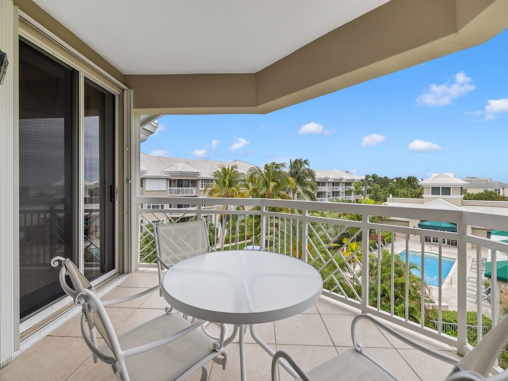 940 Turtle Cove Lane, Unit 302 Vero Beach, FL 32963 - Photo 23 of 30 a balcony with a table and chairs